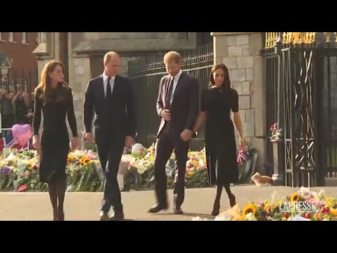 William e Kate escono con Harry e Meghan dal castello di Windsor per salutare la folla