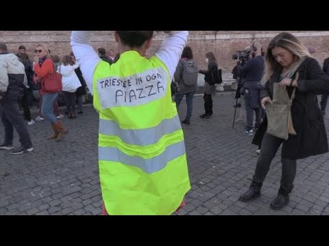 Green pass, in centinaia in piazza del Popolo con Puzzer: &laquo;Politici vergognatevi&raquo;