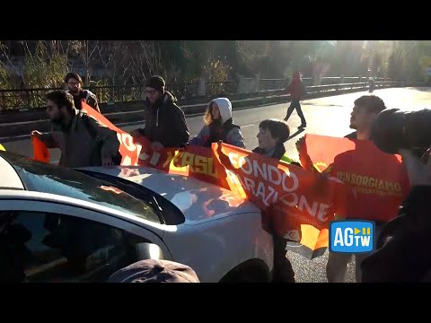 Crisi climatica, il blocco stradale di Ultima generazione: le reazioni degli automobilisti