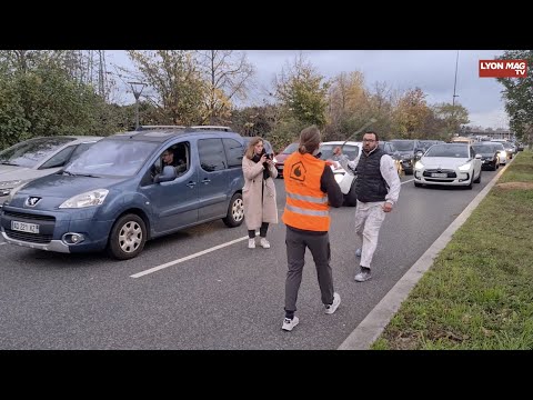 Blocage de Derni&egrave;re R&eacute;novation &agrave; Lyon : l'automobiliste les menace avec un b&acirc;ton