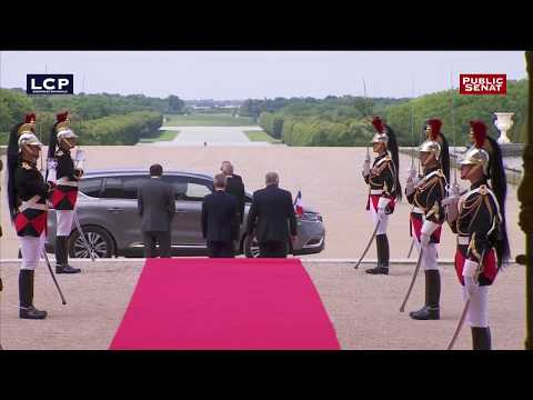 Emmanuel Macron arrive au ch&acirc;teau de Versailles