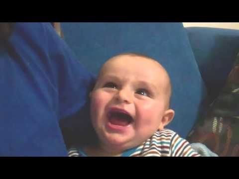 ضحكة طفل مع العطس Baby having a good laugh