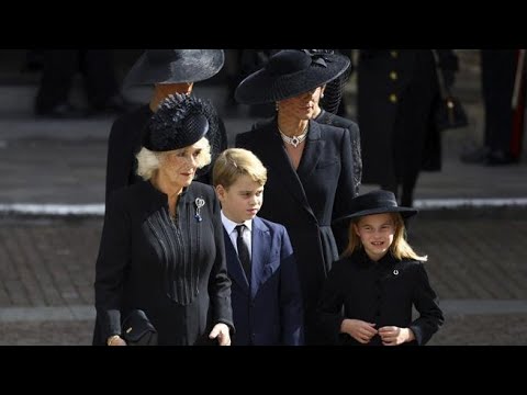 L'arrivo composto ai funerali dei piccoli George e Charlotte ai funerali della bisnonna...