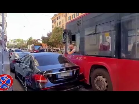 Via Labicana, macchina parcheggiata male blocca l&amp;rsquo;autobus: traffico impazzito