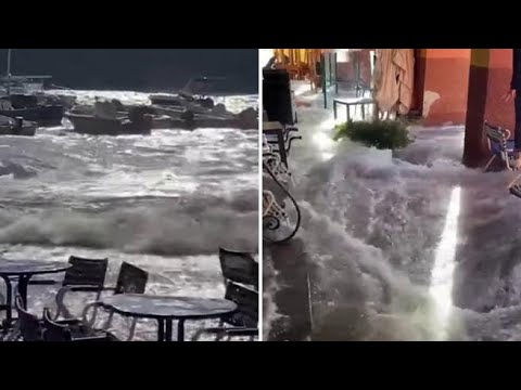 Mareggiata a Portofino, l&rsquo;acqua in piazzetta spazza via i tavoli dei caff&eacute;