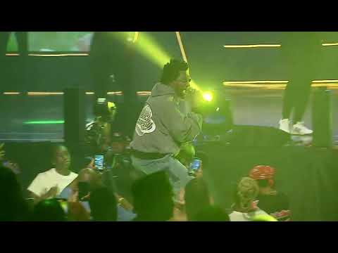 Wande Coal brought Nasboi on stage to perform UMBRELLA at WARRI AGAIN 2023  (Lagos Edition)