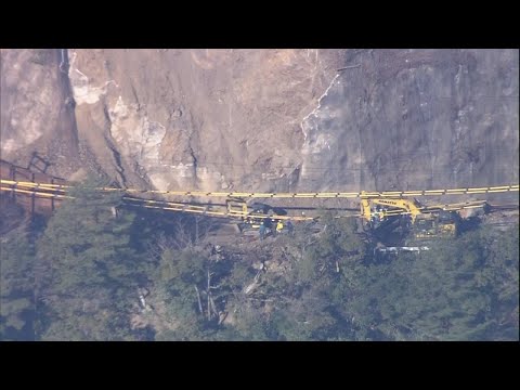 土砂に埋まった車の中から「上半身の一部」とみられるものが見つかる　奈良・下北山村（2023年12月28日）