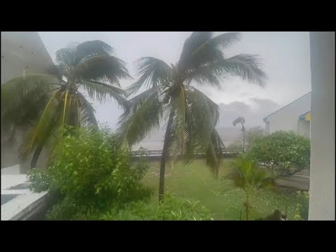 Le Cyclone Belal frappe l'&icirc;le de La R&eacute;union qui repasse en alerte rouge | AFP Images