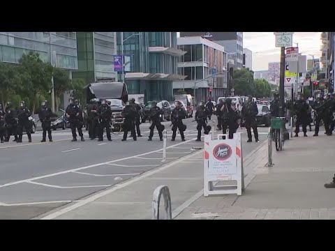 Anti-APEC protesters try to block delegates from entering San Francisco building