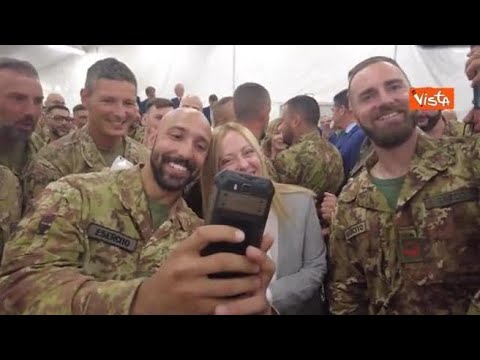 Meloni visita la base di Camp Adazi, in Lettonia. Ecco i selfie con i militari e l'applauso