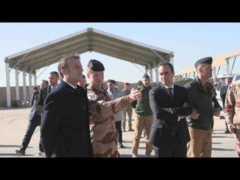 Emmanuel Macron visite une base militaire apr&egrave;s le No&euml;l avec les troupes en Jordanie | AFP Images