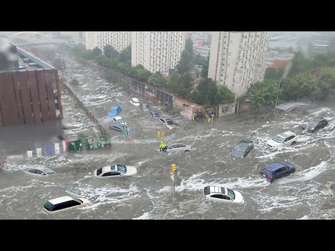 7 minutes ago in Florida, USA! Cars and people stranded, flash floods in Cape Coral