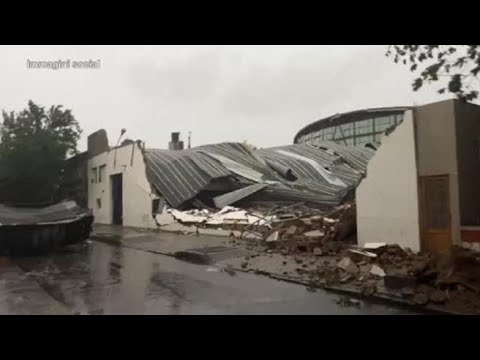 Tornado in Argentina, crolla tetto di un centro sportivo mentre era in corso gara di...