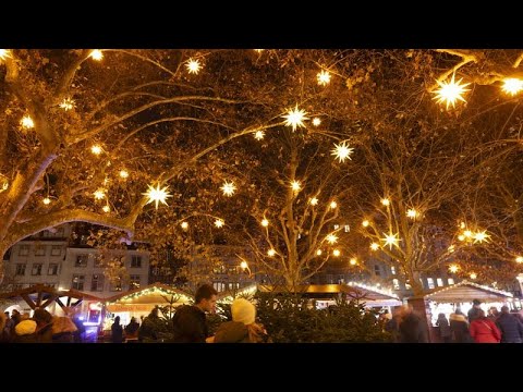 Le march&eacute; de No&euml;l de Strasbourg envahi par les touristes