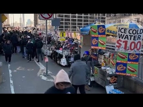 New York sfratta i venditori ambulanti dal Ponte di Brooklyn