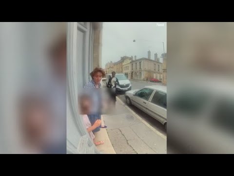 Nonna e nipote vittime di un&amp;rsquo;aggressione di &amp;laquo;rara violenza&amp;raquo;: il video che indigna la Francia