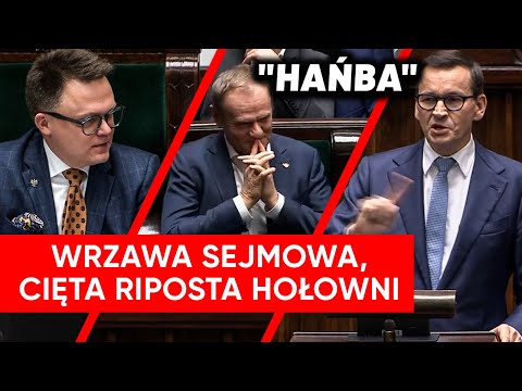 &quot;Hańba&quot;. Krzyki na przem&oacute;wieniu Morawieckiego. Prześmiewcza riposta Hołowni