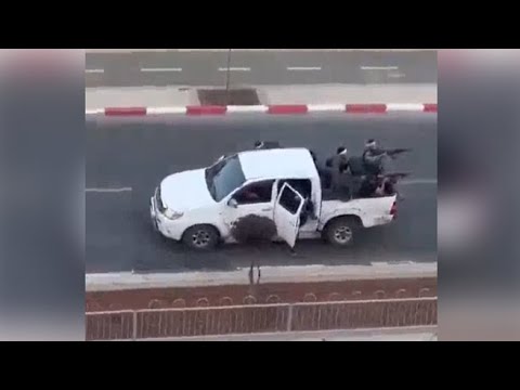 Terroristi di Hamas infiltrati nel sud di Israele sparano per le strade a Sderot da un Suv