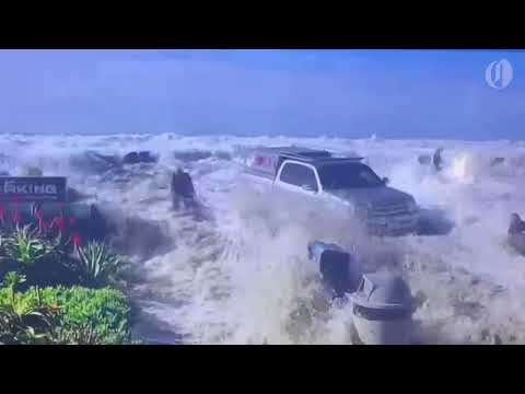 Rogue wave hits California beach