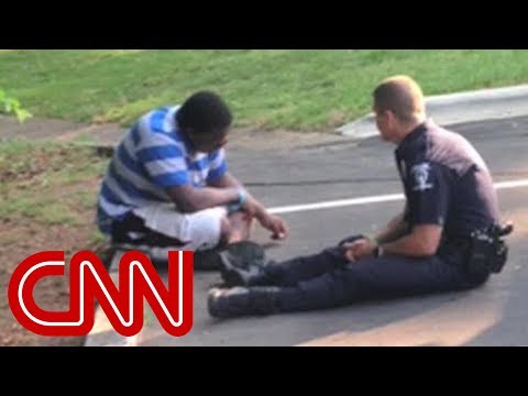 Photo of police officer consoling teen goes viral