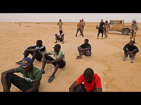 Des migrants africains errent dans le d&eacute;sert entre la Tunisie et la Libye