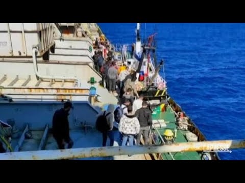 Grecia, la guardia costiera salva oltre 50 migranti in mare