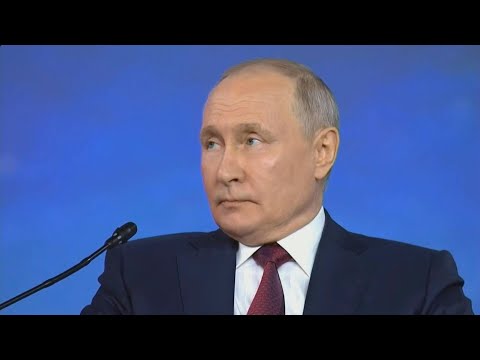 Putin arrives at the plenary session of the St. Petersburg forum