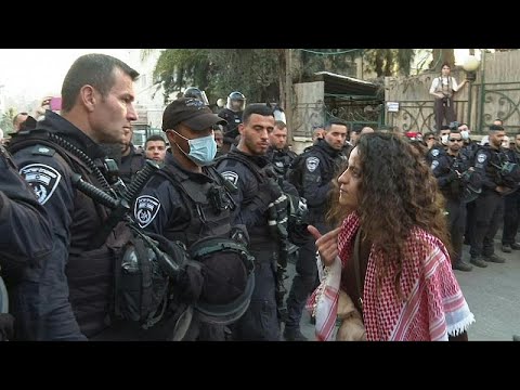 بدون تعليق: الشرطة الإسرائيلية تفرق متظاهرين فلسطينيين في القدس