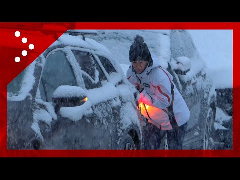 Madonna di Campiglio, la nevicata si intensifica: la polizia locale filtra le auto