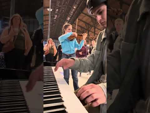 Piano Gare du Nord une violoniste arrive et choque toute une gare