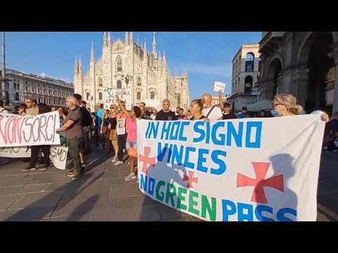 Milano, nuovo sabato di proteste contro il Green Pass: il corteo dal Duomo al Tribunale