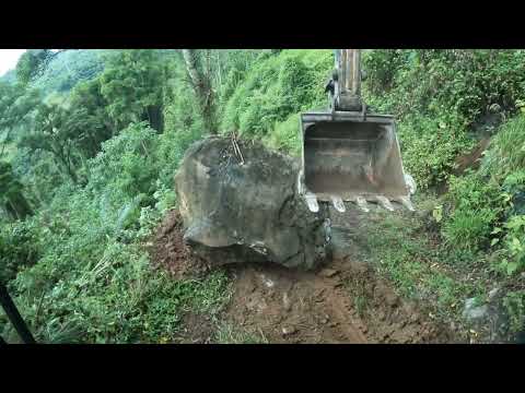 Escavadeira fazendo limpeza de estrada P2