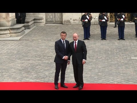 Macron re&ccedil;oit Poutine en grande pompe au Ch&acirc;teau de Versailles