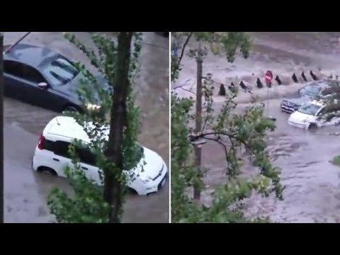 Il traffico paralizzato, le immagini dall'alto delle auto che affondano nell'acqua