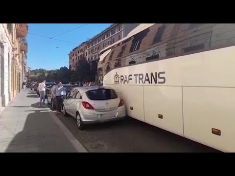 Auto parcheggiata impedisce passaggio bus turistico a Roma e blocca traffico su via Labicana