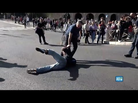 Ultima Generazione, nuovo blitz al Colosseo. Un automobilista: &amp;laquo;Ti manderei a zappare la vigna&amp;raquo;