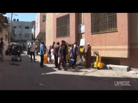 Palestinesi in fila per fare scorta di acqua potabile