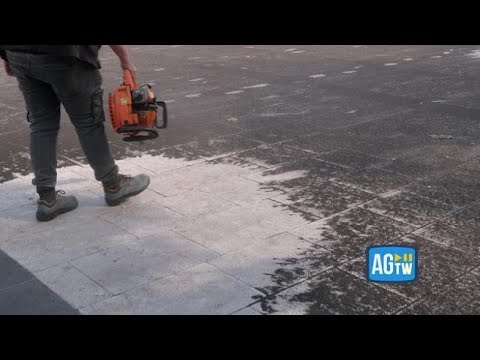 Il comune di Zafferana coperto di cenere dopo l'eruzione dell&amp;rsquo;Etna