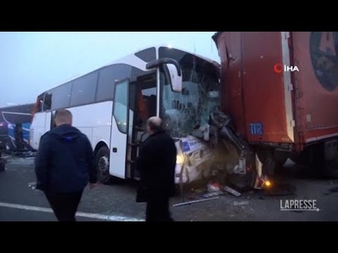 Turchia, tamponamento a catena in autostrada: almeno 10 i morti