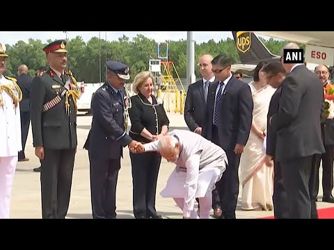 Howdy Modi | PM Modi&rsquo;s humble gesture at Houston airport wins hearts