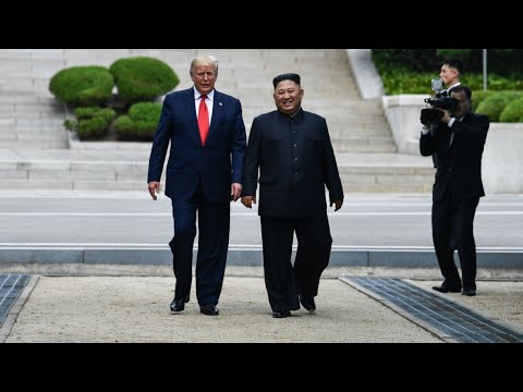 Donald Trump entre en Cor&eacute;e du Nord pour une rencontre historique avec Kim Jong-un