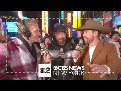 CBS New York's Lonnie Quinn joins revelers in Times Square for New Year's Eve