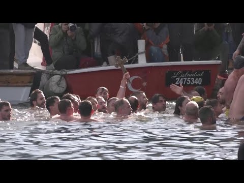 Istanbul. In acqua per recuperare la croce di legno: l'epifania dei cristiani ortodossi