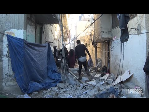 Gaza, il dolore dei parenti dopo il raid in campo profughi Shabourah