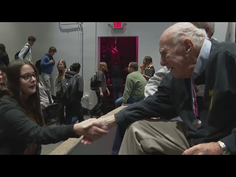 World War II vet shares stories of bravery with suburban Chicago high school students