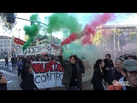 A Milano un migliaio di studenti in corteo contro la &amp;laquo;scuola del merito&amp;raquo;