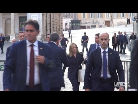 Meloni esce da Palazzo Chigi a piedi: gli applausi della folla