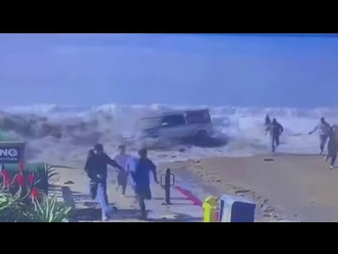 Furia del mar sorprende a visitantes de una playa en Ventura