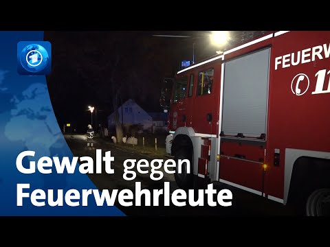 Umfrage unter Ehrenamtlichen: H&auml;lfte der Feuerwehrleute beklagt Angriffe