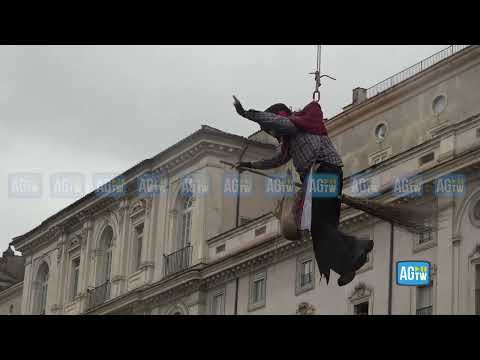 Epifania, a Roma si rinnova la tradizione della befana a piazza Navona: bambini con il naso all'ins&ugrave;